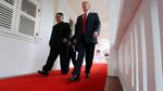 Detik-detik Pertemuan Bersejarah Trump-Kim yang Berlangsung Hangat