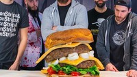 Its a double-double from In-N-Out, tulis Harley di laman Instagram pribadinya. Waduh, burger dari gerai fast food populer itu dibuat dalam ukuran yang sangat besar. Foto: Instagram harleyplays