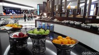 Buah-buahan juga lengkap tersedia. Ada juga mesin kopi otomatis, serta kulkas berisi aneka minuman. (Wahyu/detikTravel)