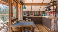 Ada juga dapur dan ruang makan. Traveler bisa masak-masak sendiri di sini jika mau. (canopyandstars.co.uk)