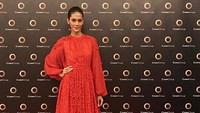 Merah merona penampilan Paula Verhoeven yang menawan nan anggun. Foto: Dok. Instagram/paula_verhoeven