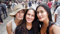 Kedekatan Paula Verhoeven dengan sahabat-sahabatnya, di antaranya Nadine Chandrawinata dan Advina Ratnaningsih. Foto: Dok. Instagram/paula_verhoeven