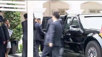 Kim Jong-Un bergerak mendekat untuk melihat bagian dalam The Beast. Dia tersenyum saat melihat-lihat bagian dalam limousine kepresidenan itu. Foto: Screenshot via Channel News Asia