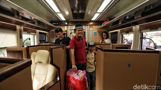 Kereta Sleeper Meluncur Antar Pemudik ke Kampung Halaman