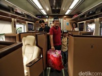 Kereta Sleeper Meluncur Antar Pemudik ke Kampung Halaman