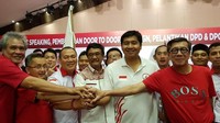 Ketua DPD PDI Perjuangan Japorman Saragih, Ketua DPP PDI Perjuangan Trimedya Panjaitan, Ketua Taruna Merah Putih Sumut Brilian Moktra, Calon Gubernur Sumatera Utara Djarot, Ketua Umum DPP Taruna Merah Putih Maruarar Sirait dan Senior partai PDI Perjuangan Yasona Laoly bergandeng tangan bersama memenangkan pasangan Djoss di pilkada Sumut. Foto: dok. PDIP