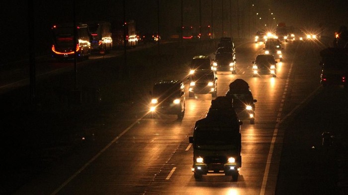 Pengendara melintasi ruas jalan Tol Jakarta-Cikampek, di Cikopo, Purwakarta, Jawa Barat, Minggu (10/6). Memasuki H-5 Idulfitri 1439 H kendaraan pemudik yang melintasi ruas tol Cikopo terpantau ramai lancar. ANTARA FOTO/Risky Andrianto/kye/18
