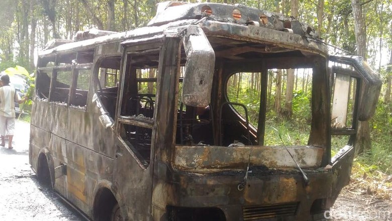 Bus Rombongan Ketoprak Terbakar di Rembang Bus Rombongan Ketoprak Terbakar di Rembang