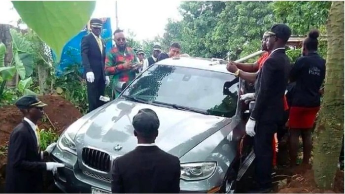 Pria Ini Kubur Mendiang Ayahnya Bersama Mobil BMW