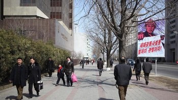 Warga berjalan kaki di salah satu sudut kota Pyongyang. Foto: Getty Images