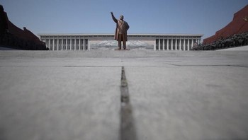 Patung pemimpin Kim Il Sung yang sudah seperti dewa bagi warga di sana. Foto: Getty Images