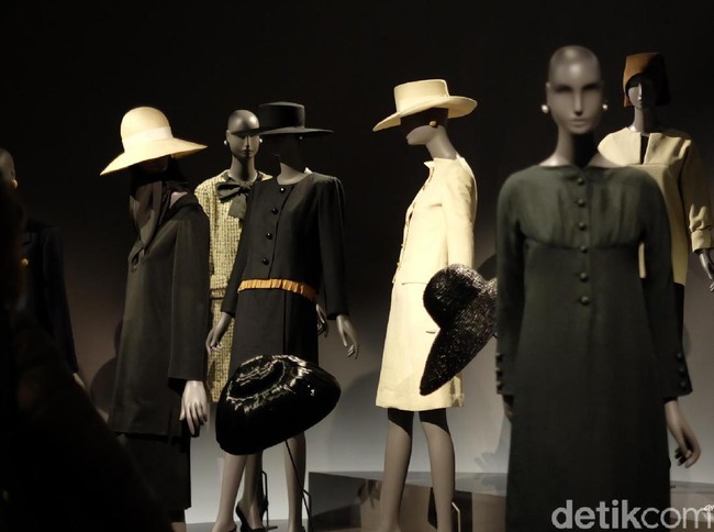 Di museum ini, pengunjung bisa menikmati deretan karya terbaik pendiri label YSL  ini sejak rumah mode pertamanya eksis pada 1962.  Wolipop berkesempatan menyambangi Musée Yves Saint Laurent pekan lalu di sela kunjungan ke Paris untuk acara Batik for the World yang didukung oleh Bakti Budaya Djarum Foundation.  (Foto: Daniel Ngantung/Wolipop)