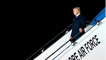 Trump turun dengan tangga pesawat, Ia turut didampingi  Menlu Mike Pompeo, Penasihat Keamanan Nasional John Bolton, Kepala Staf Gedung Putih John Kelly, dan juru bicara Gedung Putih Sarah Sanders. (Foto: Instagram)