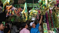 Harga pernak-pernik Lebaran itu dibandrol dari Rp10.000 - Rp25.000 per buahnya.