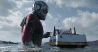 Ant-Man saat jadi raksasa di depan orang-orang (Marvel Studios)