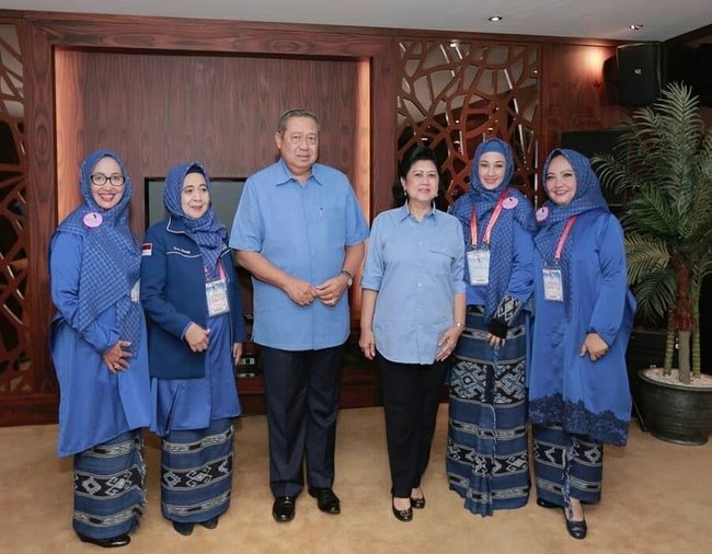 Seperti kader partai pada umumnya, Dina Lorenza juga sering tampil mengenakan blazer seragam. Ia memadukan blazer biru tua dengan hijab biru muda. Foto: Instagram/DinaLorenza1975