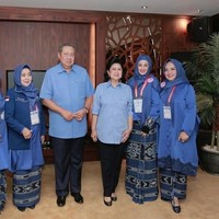 Seperti kader partai pada umumnya, Dina Lorenza juga sering tampil mengenakan blazer seragam. Ia memadukan blazer biru tua dengan hijab biru muda. Foto: Instagram/DinaLorenza1975