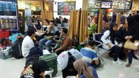 Ada pula penumpang yang duduk sambil lesehan sambil menikmati berbuka puasa. Para penumpang mendapatkan takjil gratis dari petugas PT KAI.  (Foto: Yulida Medistiara/detikcom)