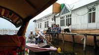 Melihat Kehidupan Muslim 'Manusia Perahu' di Srinagar 