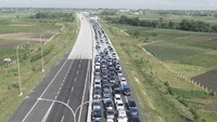 Salah satu penyebab kemacetan parah itu yakni, ribuan kendaraan yang melintas di jalur tol Pejagan-Brebes Timur ‎tidak mampu ditampung oleh jalan arteri, sehingga kendaraan yang asalnya dari Cipali dan Pantura itu terjebak macet hingga berpuluh jam di satu titik. ANTARA FOTO/Rosa Panggabean.