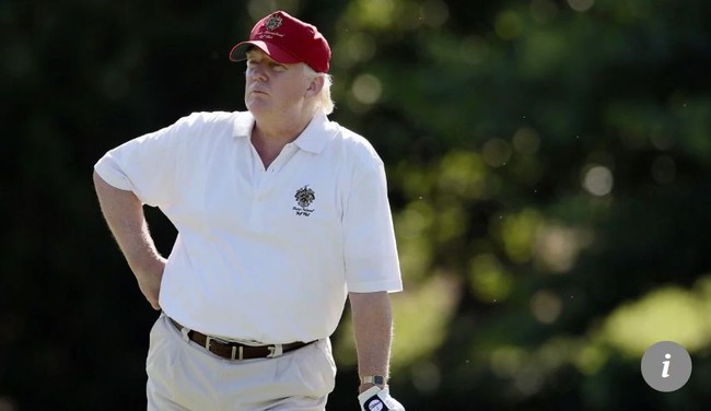 Ketika tiba waktunya kedua pemimpin dunia bersantai, kemeja putih atau kaus berkerah menjadi pilihan. Donald Trump mengenakan kaus polo berkerah dan celana khaki untuk bermain golf. Foto: Istimewa