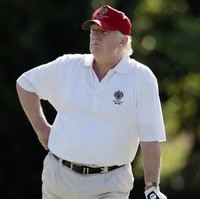 Ketika tiba waktunya kedua pemimpin dunia bersantai, kemeja putih atau kaus berkerah menjadi pilihan. Donald Trump mengenakan kaus polo berkerah dan celana khaki untuk bermain golf. Foto: Istimewa