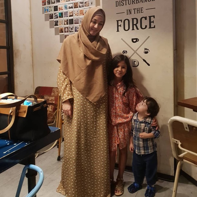 Sudah delapan tahun Dina Lorenza memutuskan untuk berhijab. Ia pun begitu serius mendalami ilmu agama hingga mantap berhijab syari beberapa tahun terakhir ini. Foto: Instagram/DinaLorenza1975