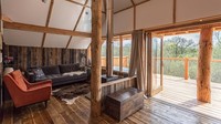 Ruang tamunya dilengkapi dengan sofa-sofa yang nyaman. Traveler bisa menghabiskan waktu santai bersama teman-teman di sini. (canopyandstars.co.uk)