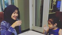 Bersama si kecil, Savannah, Alya menikmati makanan buka puasa dengan menu biskuit dan kudapan manis. Saat itu, Savannah juga tengah belajar berpuasa.  Foto: instagram @arohali