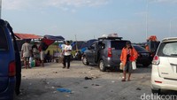 Para pemudik yang tidak disiplin sengaja menyerobot antrean lajur menuju SPBU sehingga lajur yang dapat digunakan untuk contra flow menjadi bertambah dan membuat arus kendaraan semakin terkunci. Gagah Wijoseno/detikcom.