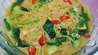 Wah, mi rebus dengan campuran potongan sawi dan cabai dengan kuah yang agak kental. Foto: Instagram @fanaalfia
