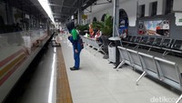 Kepala Stasiun Pasar Senen Rokhmad Makin Zainul mengatakan hal itu sebagai bentuk terima kasih PT KAI kepada para penumpang. Salam terima kasih. Jadi kami berterima kasih, kepada seluruhnya, dalam wujud salam terima kasih terutama pada kereta berangkat. Seperti sekarang yang mungkin bisa disaksikan ya, ucap Rokhmad (Foto: Marlinda Oktavia Erwanti/detikcom)