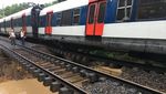 Foto: Penampakan Kereta yang Tergelincir di Pinggiran Paris