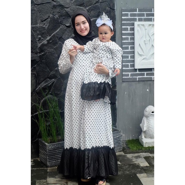 Detail seperti ruffle dan aksen renda juga bisa jadi pilihan untuk tampil manis bersama anak. Tertarik untuk tampil kompak bersama anak di acara silaturahmi Lebaran nanti? Foto: Instagram/AdeliaPasha