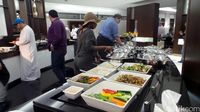 Traveler mengambil makanan secara buffet (Wahyu/detikTravel)