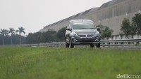 Keenam mobil diisi dua orang dengan bobot total (penumpang dan pengemudi) sekitar 150 kg. Kecepatan digeber konstan antara 60-70 km/jam. Foto: Grandyos Zafna