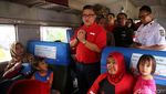 Hasto Kristiyanto Lepas Pemudik di Stasiun Senen