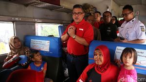 Hasto Kristiyanto Lepas Pemudik di Stasiun Senen
