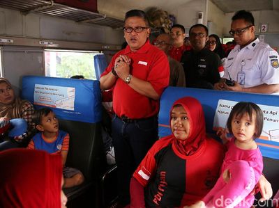 Hasto Kristiyanto Lepas Pemudik di Stasiun Senen