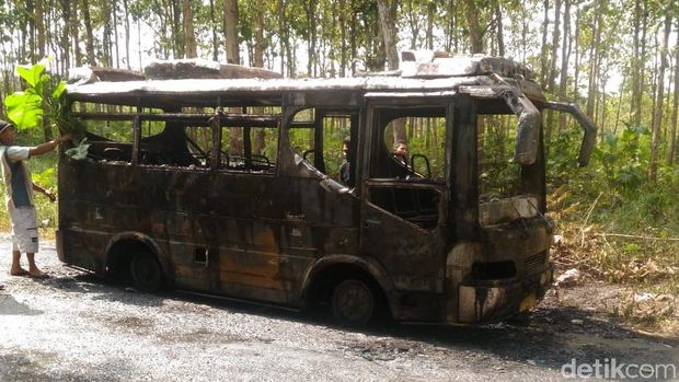 Bangkai bus yang terbakar di Rembang. 