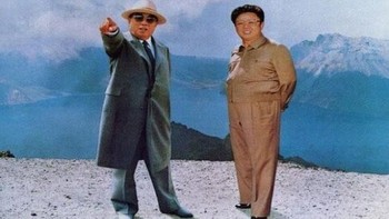 Foto yang dirilis tahun 1995 setelah kematian diktator Kim Il Sung ini merupakan hasil rekayasa di mana dia terlihat berada di atas gunung berdiri di samping anaknya, Kim Jong Il. Kim Il Sung adalah presiden pertama Korut yang sangat dipuja dan dipercaya punya kekuatan gaib. Foto: Istimewa