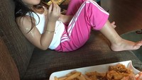 Dari mulai sampe Ambon yg dicari seafood teruuuusss. Mumpung disini makanan lautnya fresh banget dan lautnya pun baguuus dan bersih. #putriraja lagi mam fish and chips..” tulis Denada di akun Instagramnya.Foto: Instagram @denadaindonesia