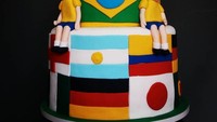 Kue berlapis fondant ini juga keren. Semua sisi permukaan kue dilapisi dengan bendera masing-masing negara peserta world cup. Ditambah lagi dengan sebuah bola di bagian atasnya. Foto : instagram @dudalimaconfeit  