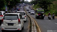 Medan yang curam di jalur Nagreg kerap menyebabkan kendaraan-kendaraan besar mogok di tengah jalan.