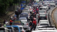 Kepolisian langsung merekayasa arus lalu lintas dengan memberlakukan one way atau satu arah.