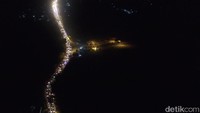 Arus lalu lintas jalur selatan Nagreg macet di perbatasan Kabupaten Bandung dan Garut tepatnya arah Leles Garut dan Malangbong Tasikmalaya.