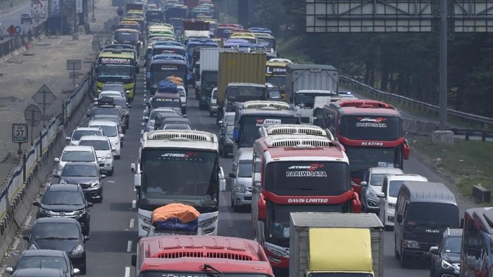 Sejumlah kendaraan terjebak kemacetan di ruas Tol Jakarta-Cikampek KM 37, Cikarang, Bekasi, Jawa Barat, Minggu (10/6). ANTARA FOTO/Hafidz Mubarak A/kye/18