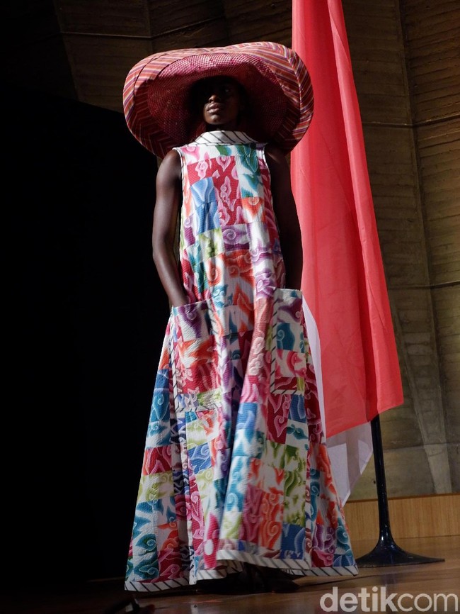 Model tampil dengan gaun batik megamendung penuh warna.  Menariknya, gaun ini terbuat dari kain sisa yang disatukan lagi dengan teknik patchwork. Kain-kain perca batik digabung lagi menjadi sesuatu. Sangat sayang kan kalau kain hasil perajin itu dibuang, kata Edo. (Foto: Daniel Ngantung/Wolipop)