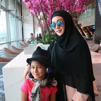 Meski jarang mengunggah foto anaknya, putri Dina Lorenza tumbuh cantik dan berprestasi. Foto: Instagram/DinaLorenza1975