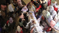 Harga yang ditawarkan penjual tanah abang juga relatif lebih murah jelang lebaran.